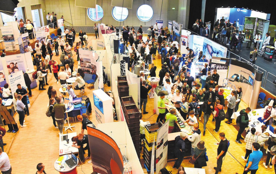 Foto: e Auf dem Bild sieht man die Messestände der Berufsmesse "Börse deiner Zukunft" in der FILharmonie.